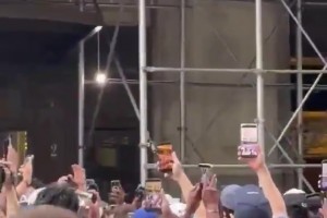 唐斯举着东部冠军奖杯，和球迷热情打招呼